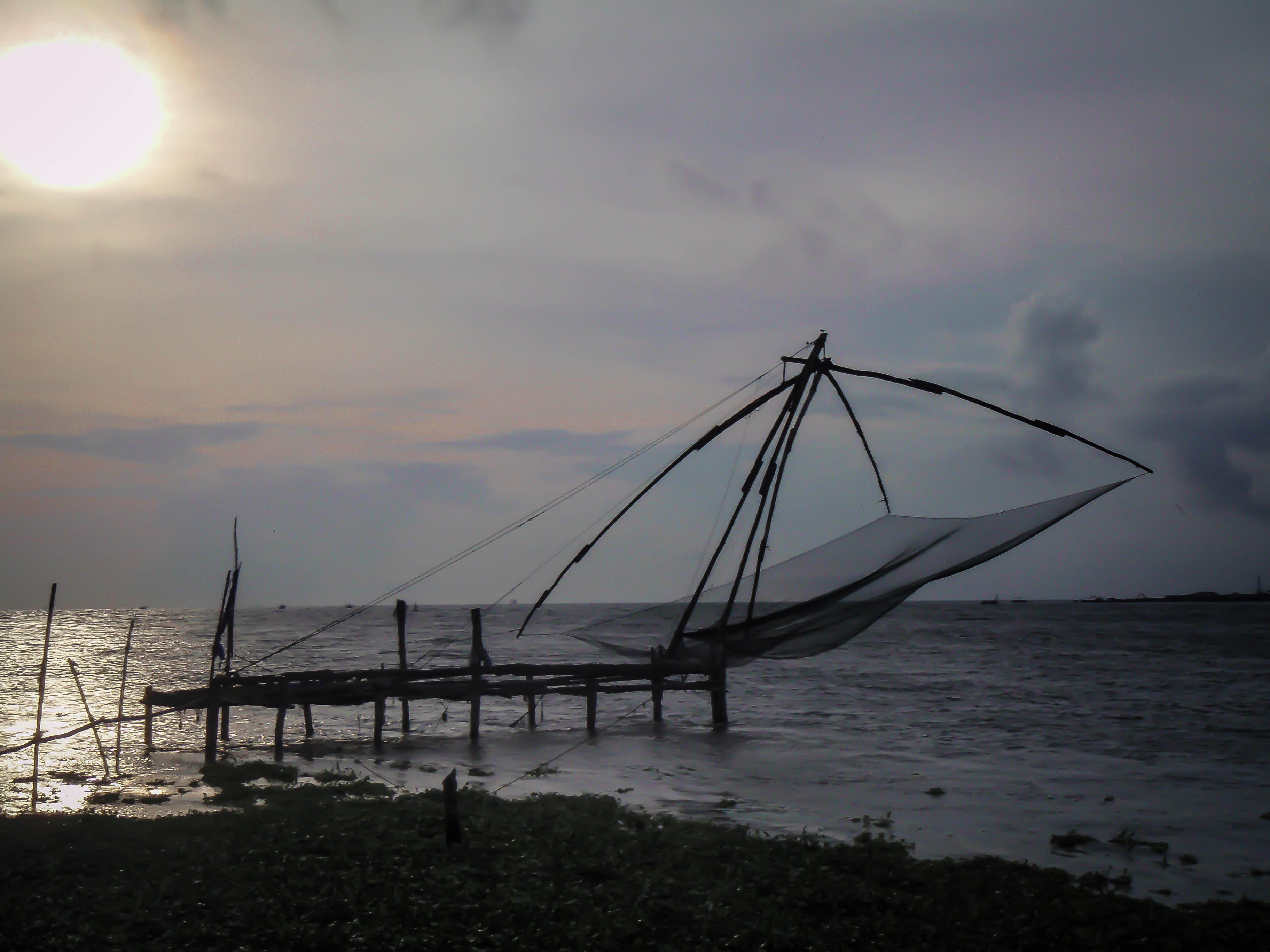 En av alla kinesiska fiskehåvar som man hittar i Fort Cochin, Kerala 